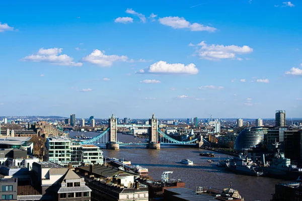 阳光普照的伦敦风景与泰晤士河 — 图库照片