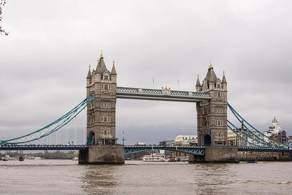 ปของสะพานทาวเวอร ในลอนดอน ระหว างว นเมฆ — ภาพถ่ายสต็อก