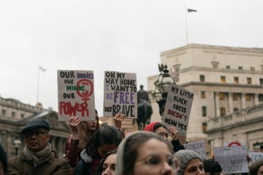 Londra, İngiltere - 8 Mart 2019. Uluslararası Kadınlar Yürüyüşü sırasında elinde tabela olan bir kız.