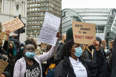 Londra, İngiltere - 4 Haziran 2020: Siyahi Yaşamlar Meselesi 'ndeki bir grup insan, anti-tiryakilik belirtileriyle protesto ediyor