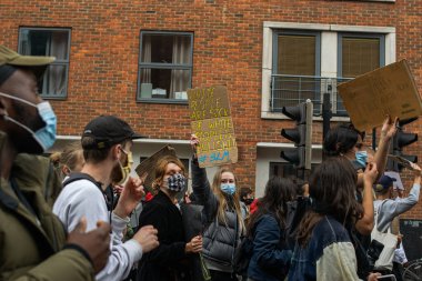 Londra, İngiltere - 4 Haziran 2020: Siyahi Yaşamlar Meselesi 'ndeki bir grup insan, anti-tiryakilik belirtileriyle protesto ediyor
