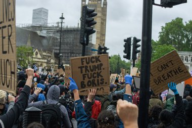 Londra, İngiltere - 4 Haziran 2020: Siyahi Yaşamlar Meselesi 'ndeki bir grup insan, anti-tiryakilik belirtileriyle protesto ediyor