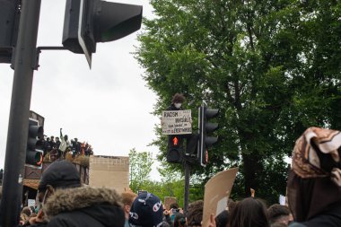 Londra, İngiltere - 4 Haziran 2020: Siyahi Yaşamlar Meselesi 'ndeki bir grup insan, anti-tiryakilik belirtileriyle protesto ediyor