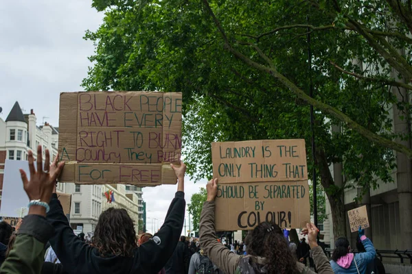 英国伦敦 2020年6月4日 一群黑人生活中的人举行了带有反种族主义标志的抗议活动 — 图库照片