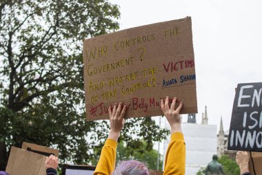 Londra, İngiltere - 4 Haziran 2020: Siyahi Yaşamlar Meselesi 'ndeki bir grup insan, anti-tiryakilik belirtileriyle protesto ediyor