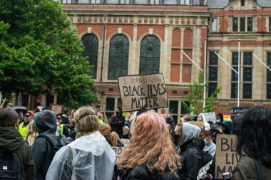 Londra, İngiltere - 4 Haziran 2020: Siyahi Yaşamlar Meselesi 'ndeki bir grup insan, anti-tiryakilik belirtileriyle protesto ediyor