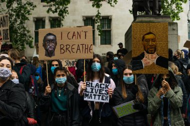 Londra, İngiltere - 4 Haziran 2020: Siyahi Yaşamlar Meselesi 'ndeki bir grup insan, anti-tiryakilik belirtileriyle protesto ediyor