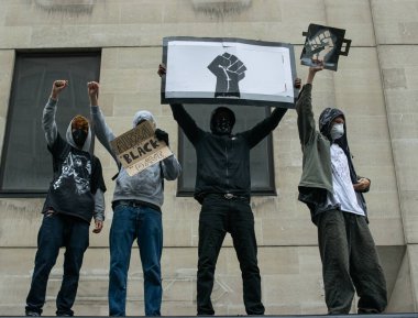 Londra, İngiltere - 4 Haziran 2020: Siyahi Yaşamlar Meselesi 'ndeki bir grup insan, anti-tiryakilik belirtileriyle protesto ediyor