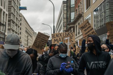 Londra, İngiltere - 4 Haziran 2020: Siyahi Yaşamlar Meselesi 'ndeki bir grup insan, anti-tiryakilik belirtileriyle protesto ediyor