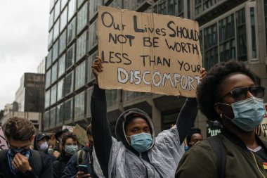 Londra, İngiltere - 4 Haziran 2020: Siyahi Yaşamlar Meselesi 'ndeki bir grup insan, anti-tiryakilik belirtileriyle protesto ediyor