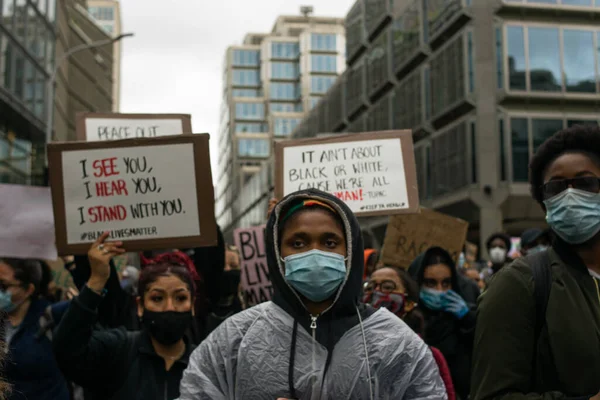 Londra, İngiltere - 4 Haziran 2020: Siyahi Yaşamlar Meselesi 'ndeki bir grup insan, anti-tiryakilik belirtileriyle protesto ediyor