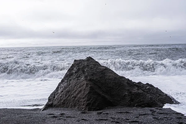 Foto Van Een Grote Steen Het Zwarte Strand Vik Ijsland — Stockfoto