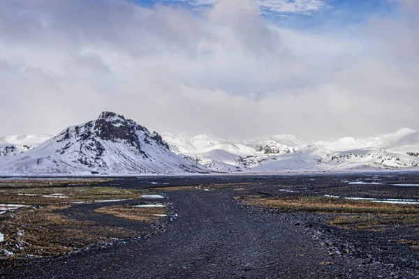 Foto Uma Grande Bela Montanha Durante Inverno Islândia — Fotografia de Stock