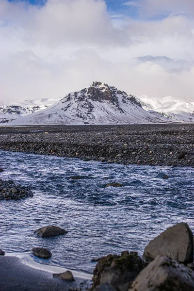 Foto Una Bellissima Montagna Ghiacciata Con Lago Durante Inverno Islanda — Foto Stock