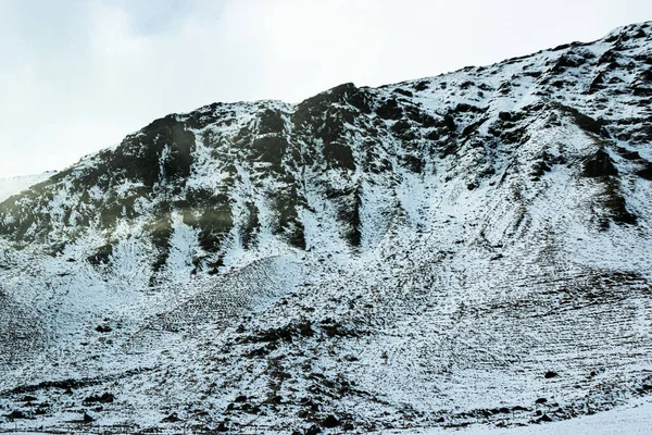 冰岛冬季雪景与令人赞叹的高山的照片 — 图库照片