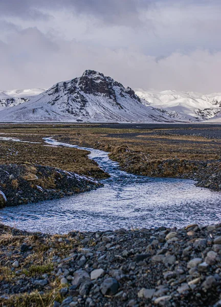 Fénykép Egy Havas Táj Egy Csodálatos Hegy Izlandon Télen — Stock Fotó