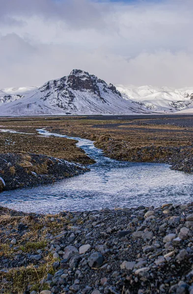 Foto Uma Paisagem Deslumbrante Bonita Com Neve Islândia Durante Inverno — Fotografia de Stock