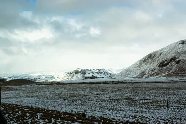 Foto Uma Paisagem Nevada Com Uma Montanha Incrível Islândia Durante — Fotografia de Stock