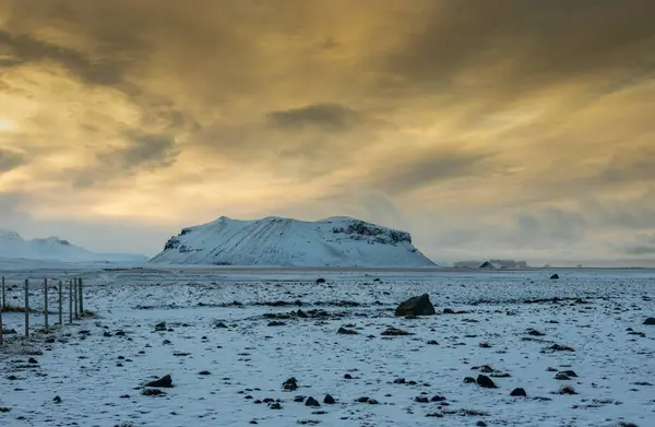 Φωτογραφία Από Χιονισμένο Βουνό Κατά Διάρκεια Του Ηλιοβασιλέματος Στην Ισλανδία — Φωτογραφία Αρχείου