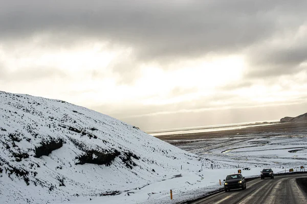 Foto Uma Paisagem Nevada Durante Inverno Islândia — Fotografia de Stock