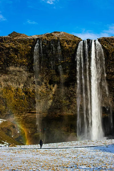 Φωτογραφία Ενός Μεγάλου Και Εντυπωσιακού Καταρράκτη Στην Ισλανδία Μια Ηλιόλουστη — Φωτογραφία Αρχείου