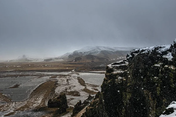 Foto Uma Paisagem Deslumbrante Bonita Com Neve Islândia Durante Inverno — Fotografia de Stock