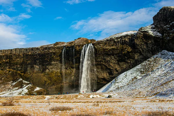 Foto Uma Cachoeira Islândia Arco Íris Durante Dia Ensolarado Férias — Fotografia de Stock