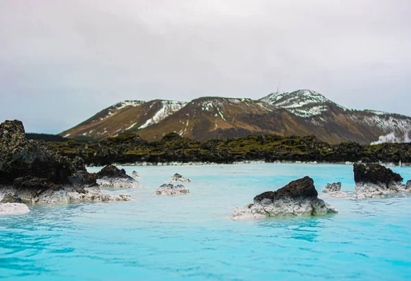 アイスランドのブルーラグーンの隣にある美しく雪の山の写真 — ストック写真