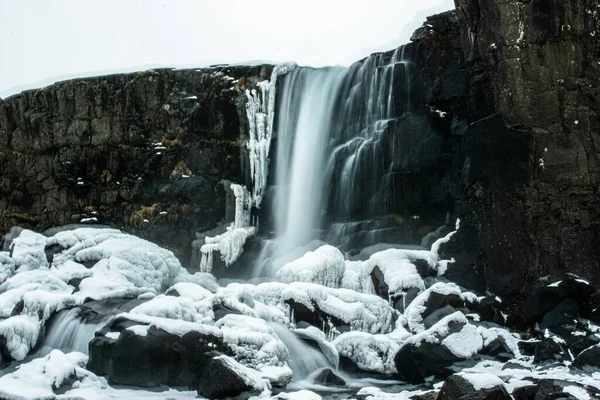Foto Uma Impressionante Cascata Cercada Neve Islândia — Fotografia de Stock
