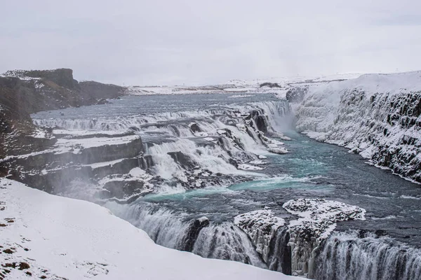Foto Uma Grande Impressionante Cachoeira Islândia Cercada Neve — Fotografia de Stock