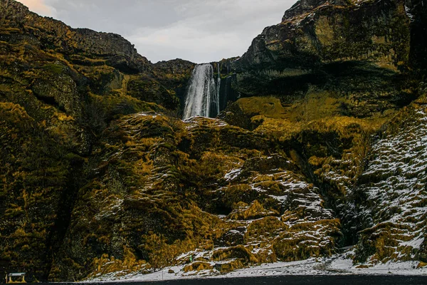 Foto Ett Stort Och Imponerande Vattenfall Island Omgivet Snö — Stockfoto