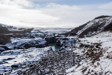 İzlanda 'da kış boyunca karlı bir arazinin fotoğrafı