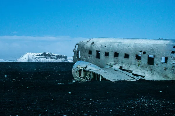 Фото Заброшенного Самолета Исландии Зимой Фоне Гор — стоковое фото