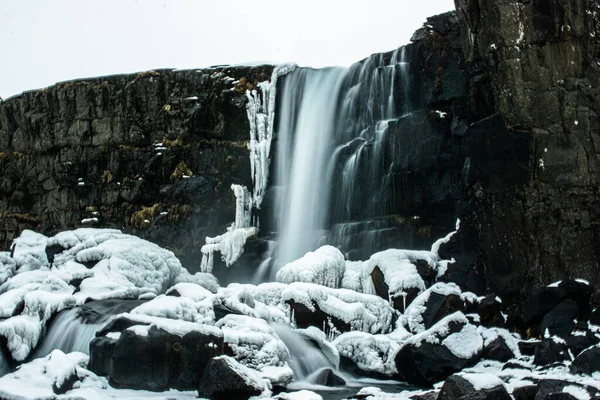 Foto Uma Impressionante Cascata Cercada Neve Islândia — Fotografia de Stock