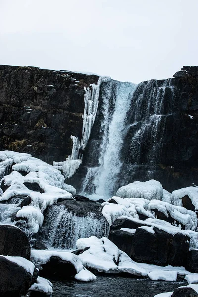 Foto Uma Impressionante Cascata Cercada Neve Islândia — Fotografia de Stock