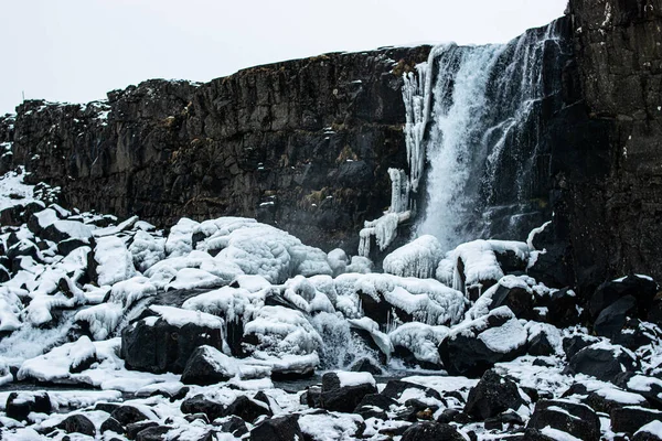 Foto Uma Impressionante Cascata Cercada Neve Islândia — Fotografia de Stock