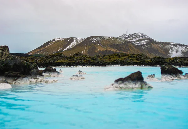 Foto Una Hermosa Nevada Montaña Junto Laguna Azul Islandia — Foto de Stock