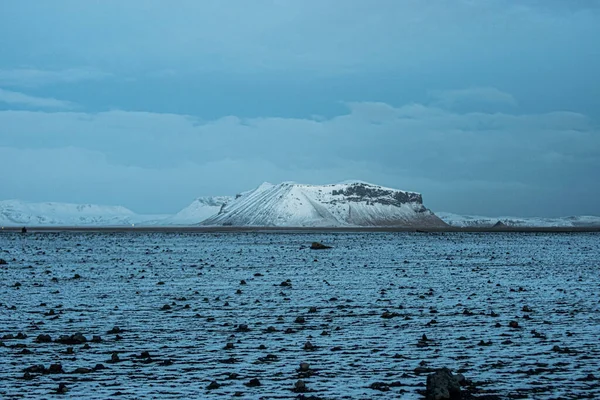 Foto Van Een Besneeuwd Landschap Tijdens Winter Ijsland — Stockfoto