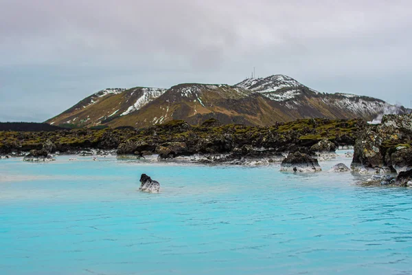 Foto Ett Vackert Och Snöigt Berg Intill Blå Lagunen Island — Stockfoto