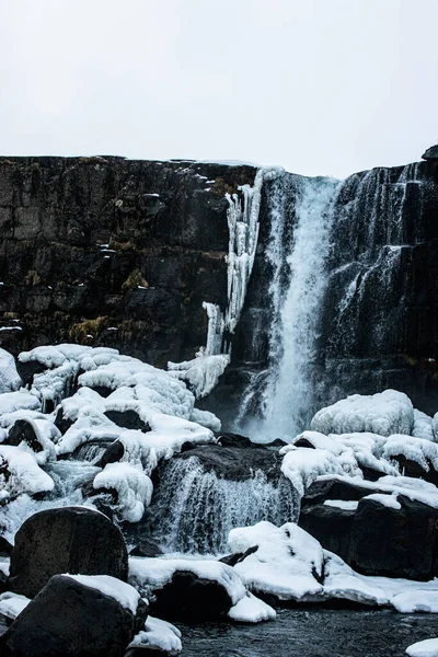 Foto Uma Impressionante Cascata Cercada Neve Islândia — Fotografia de Stock