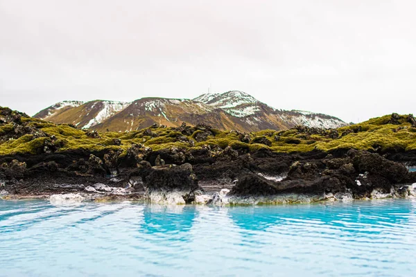 Foto Uma Bela Nevada Montanha Lado Lagoa Azul Islândia — Fotografia de Stock