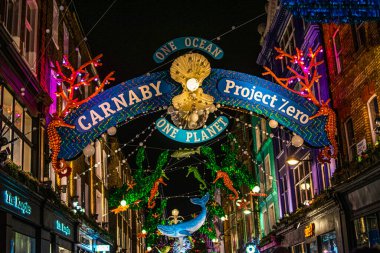 Londra, UL / 22 Aralık 2019 - Londra 'daki Carnaby Caddesi' nin Noel fotoğrafı. Proje 0 işareti