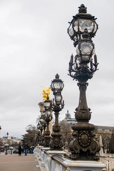 在阴天里 亚历山大三世桥在巴黎的照片 — 图库照片