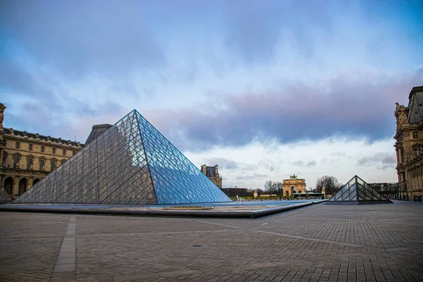 Foto Del Museo Del Louvre Amanecer Con Cielo Azul Ciudad —  Fotos de Stock