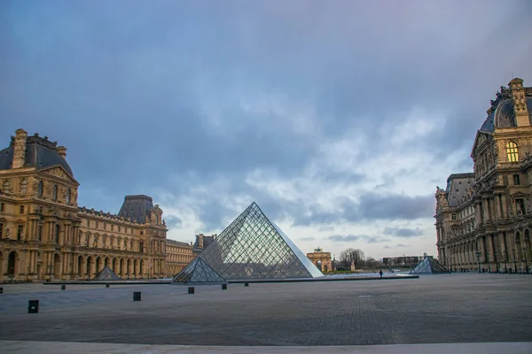 Foto Del Museo Del Louvre Amanecer Con Cielo Azul Ciudad —  Fotos de Stock