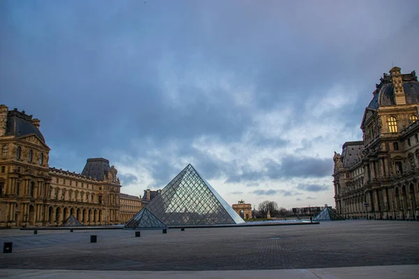 Foto Del Museo Del Louvre Amanecer Con Cielo Azul Ciudad —  Fotos de Stock