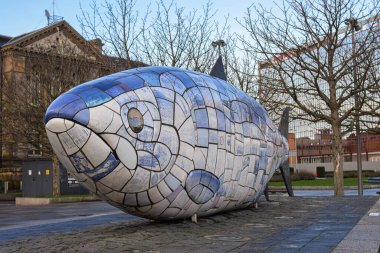 Belfast, İngiltere 'deki büyük mavi balığın fotoğrafı.