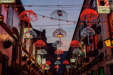 Belfast, İngiltere / 23 Ocak 2019: Noel zamanı Belfast 'taki Umbrella Caddesi' nin fotoğrafı