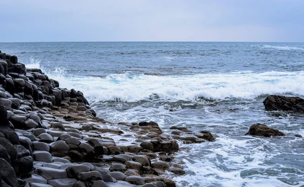 Foto Van Rotsen Het Strand Tijdens Winter Giants Causeway Belfast — Stockfoto