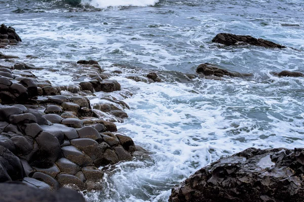 Foto Van Rotsen Het Strand Tijdens Winter Giants Causeway Belfast — Stockfoto